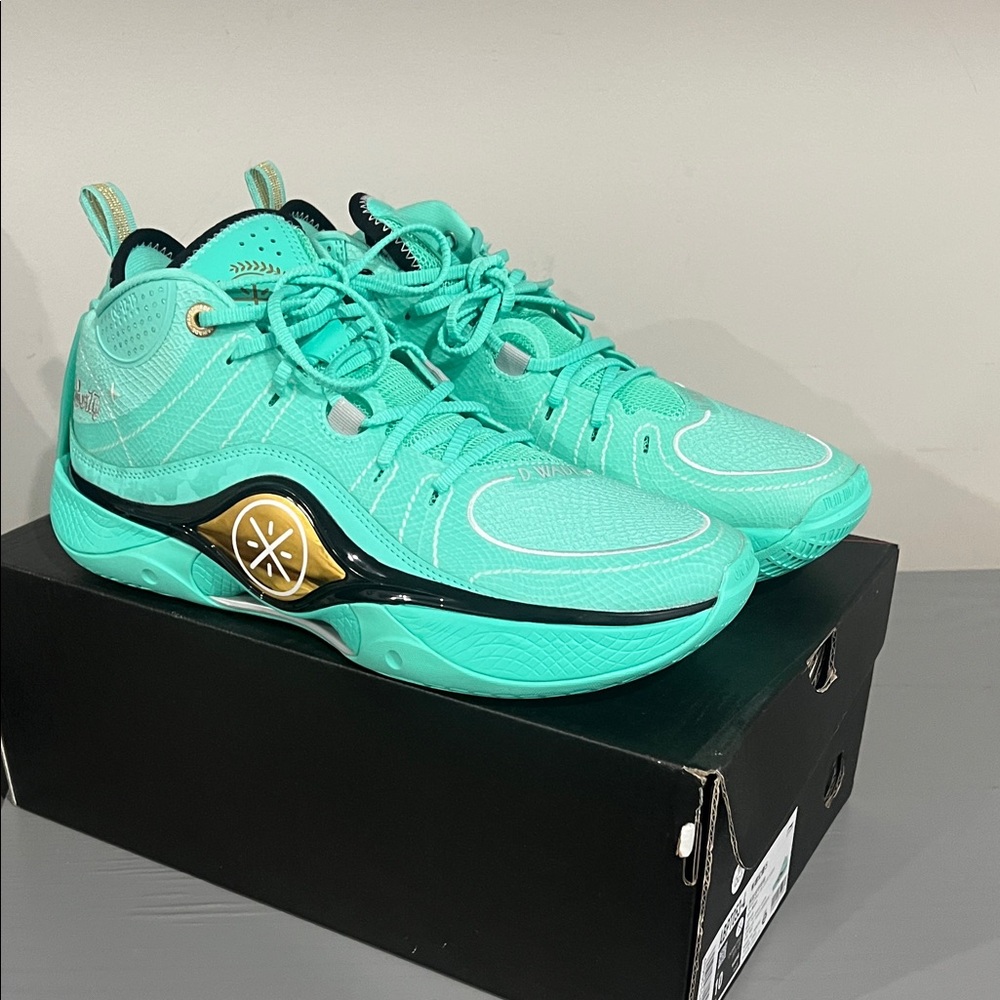 Way of Wade Shadow 5
Men's Athletic Shoes - Mint Green Performance Sneakers
